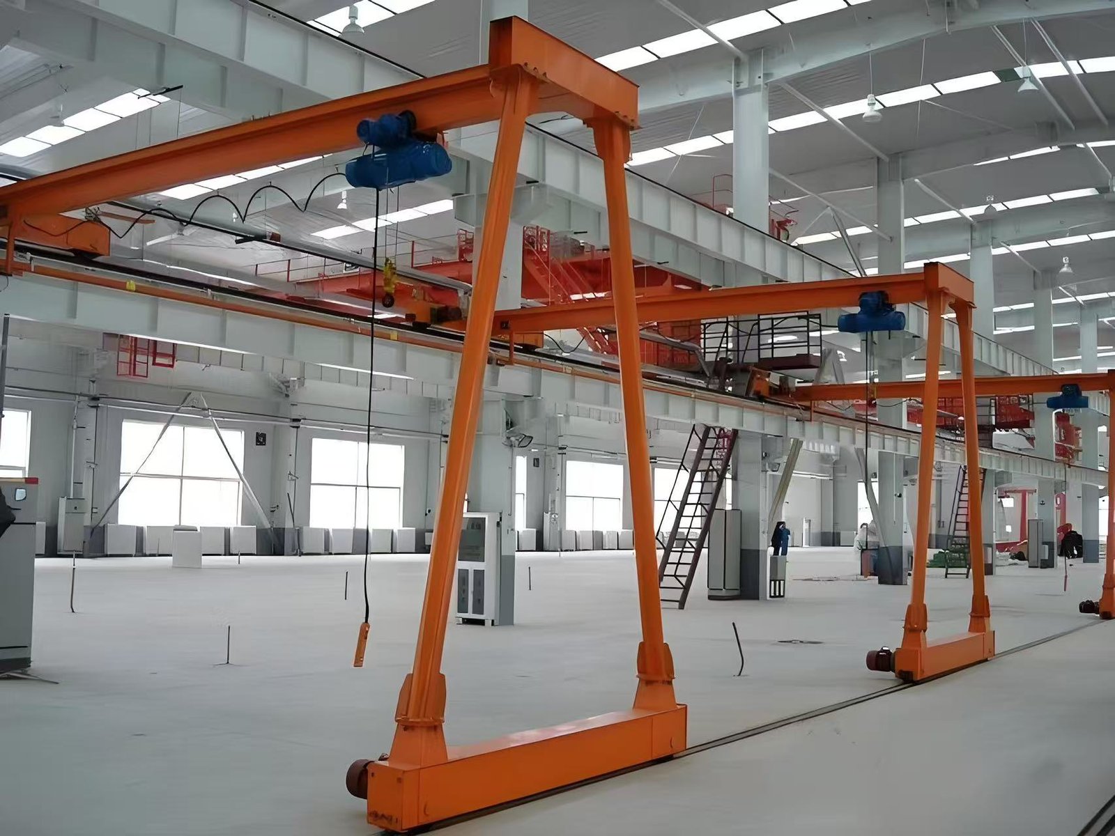 Semi-gantry crane with one leg